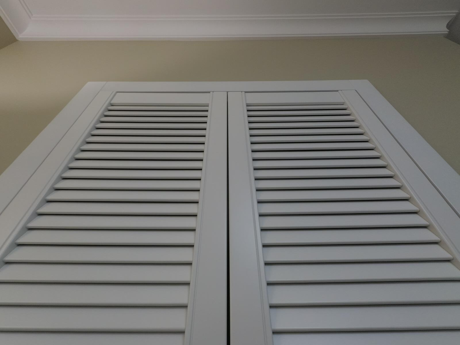 Двери-жалюзи в гардеробной