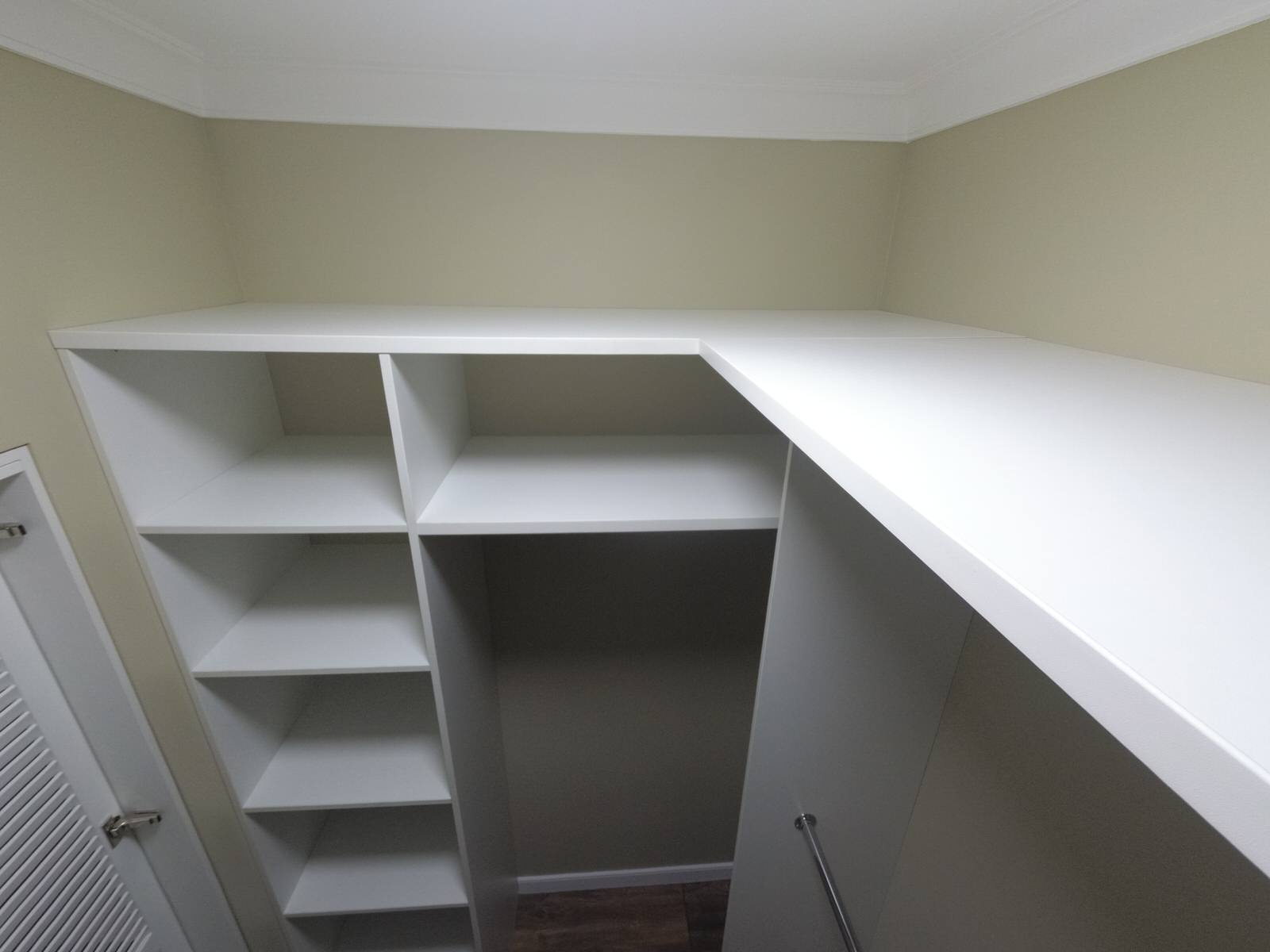 Двери-жалюзи в гардеробной