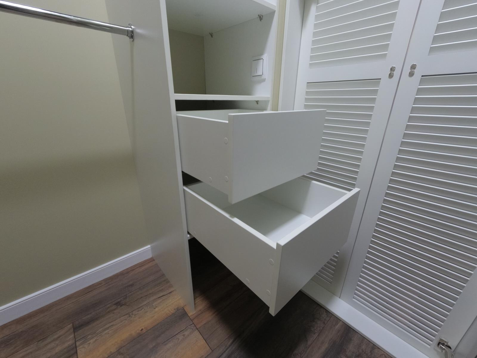 Двери-жалюзи в гардеробной