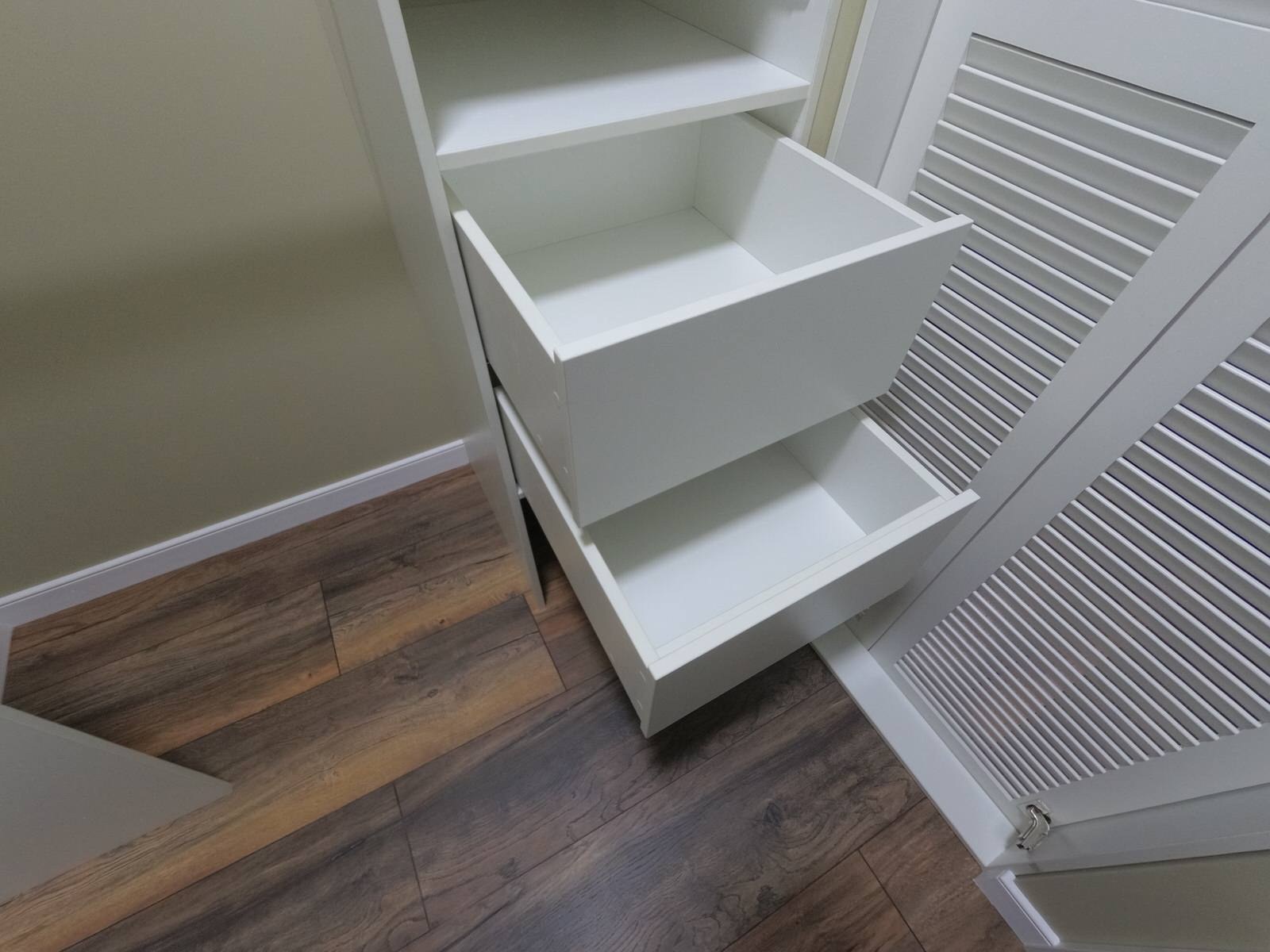 Двери-жалюзи в гардеробной