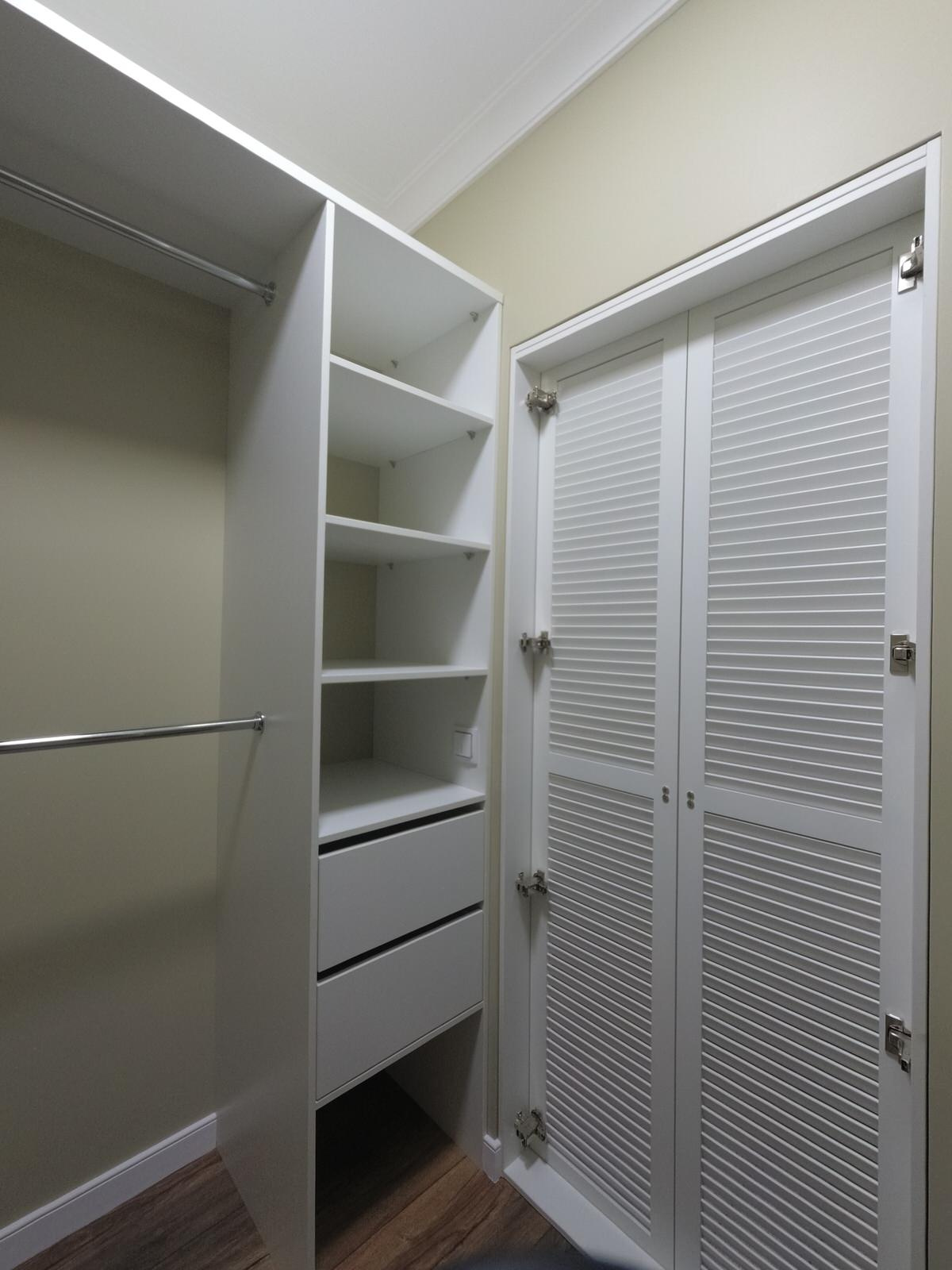 Двери-жалюзи в гардеробной