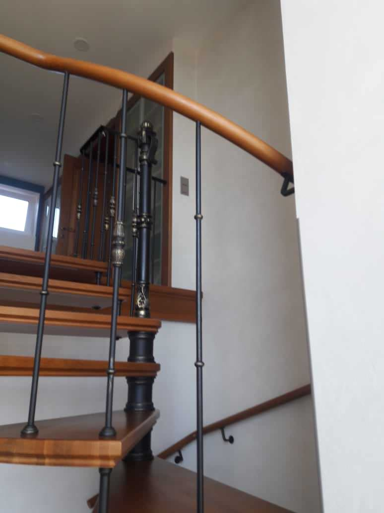 Винтовая лестница, с подсветкой.