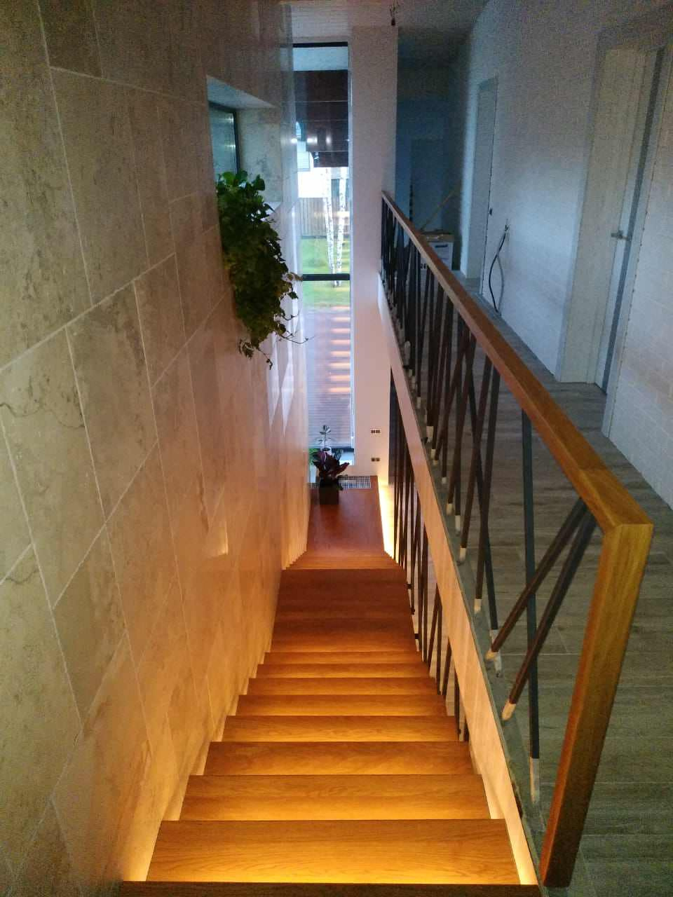 Обложка проекта: Дизайнерская лестница на больцах и подвесах с умной подсветкой