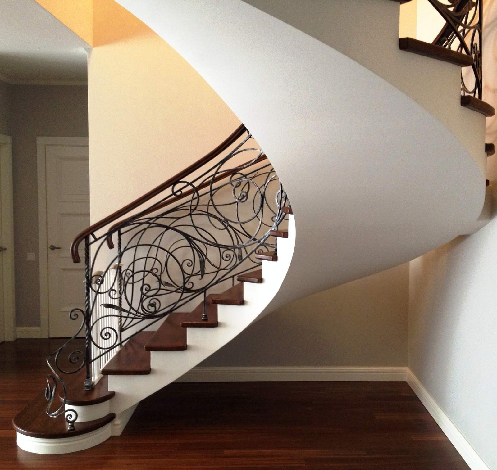 Обложка проекта: Облицовка  бетонного марша, ступеньки  из  массива  дуба, кованное  ограждение,