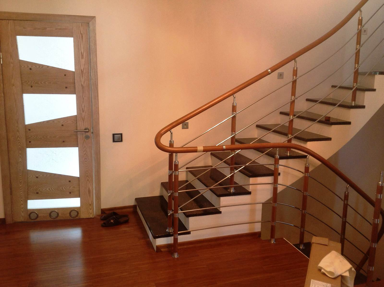 Красивое эксклюзивное  ограждение на заказ из массива дуба, и нержавеющей стали,