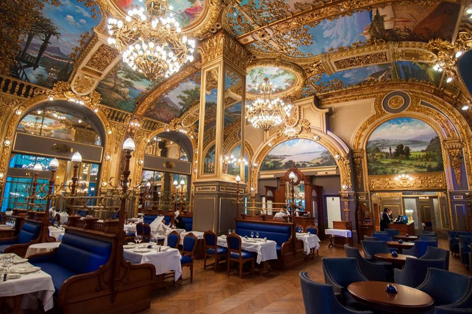 «Французская елка» Coswick во французском ресторане Le Train Bleu в Дохе