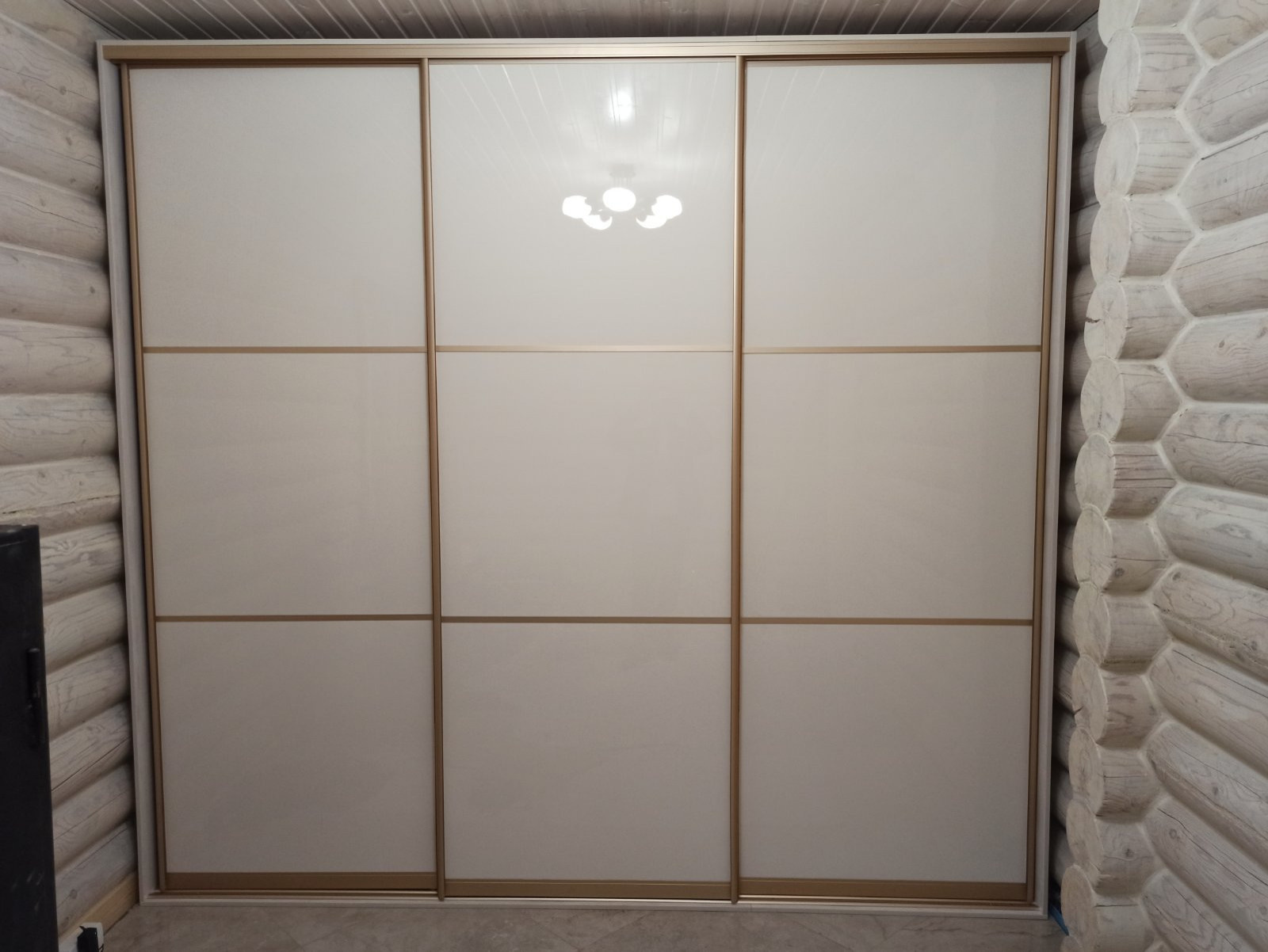 Обложка проекта: Трехдверный встроенный шкаф-купе в частном доме