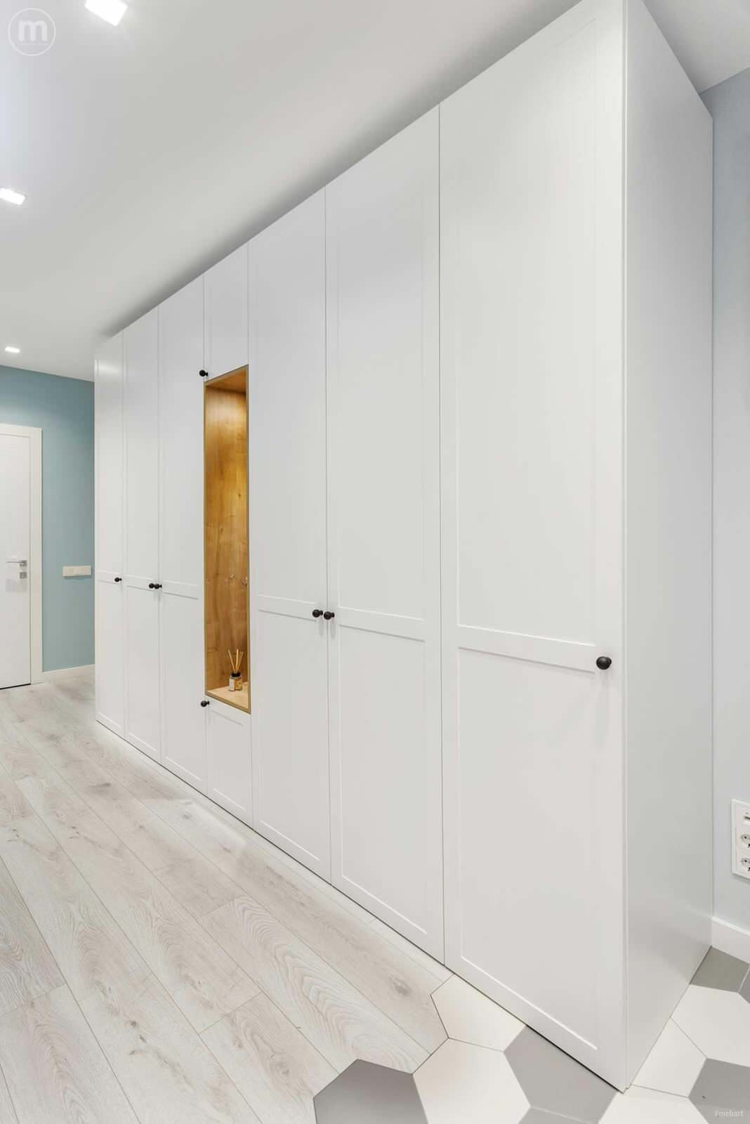 Шкаф в прихожей