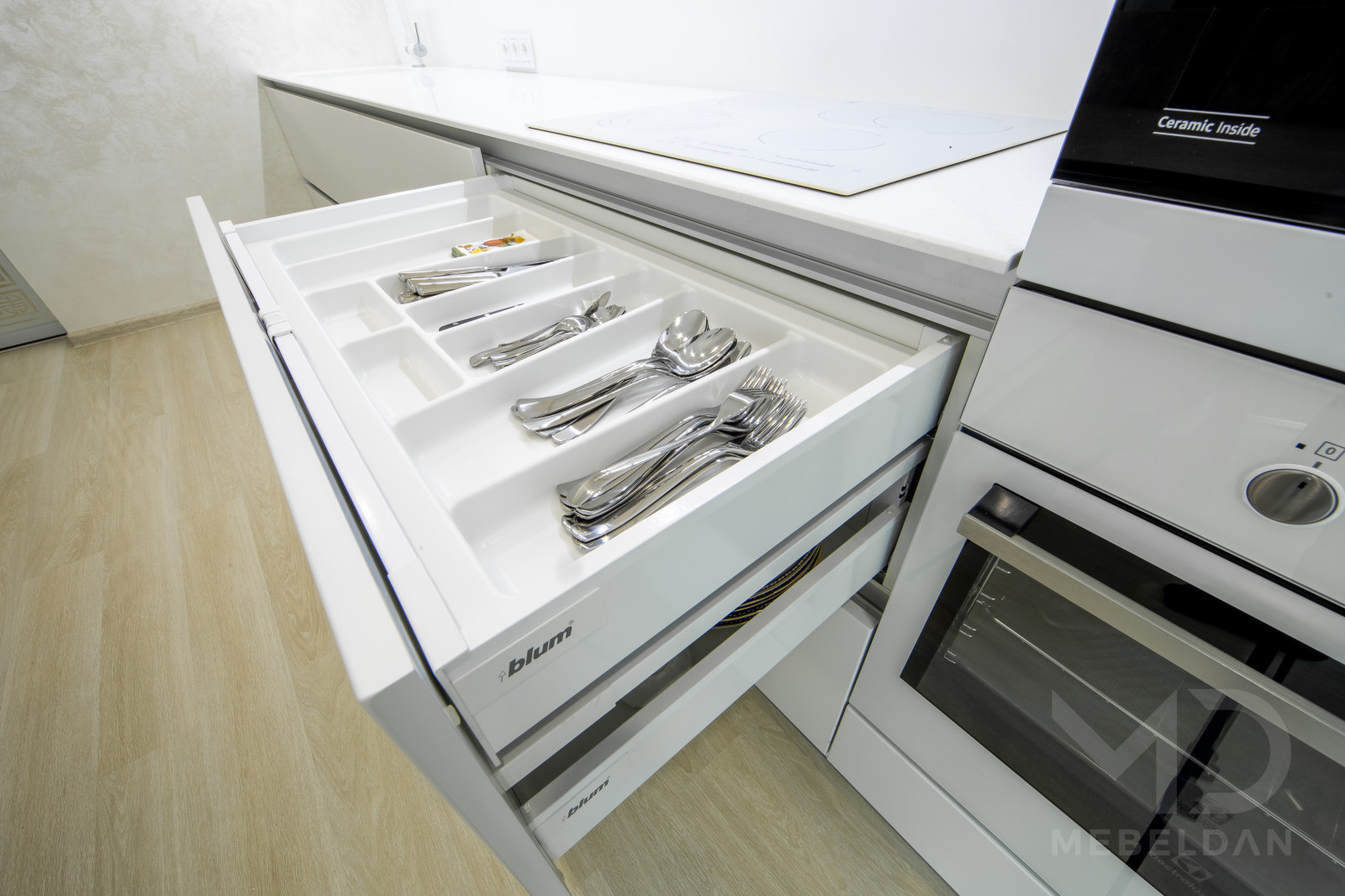 Прямая кухня , длина 4.2м