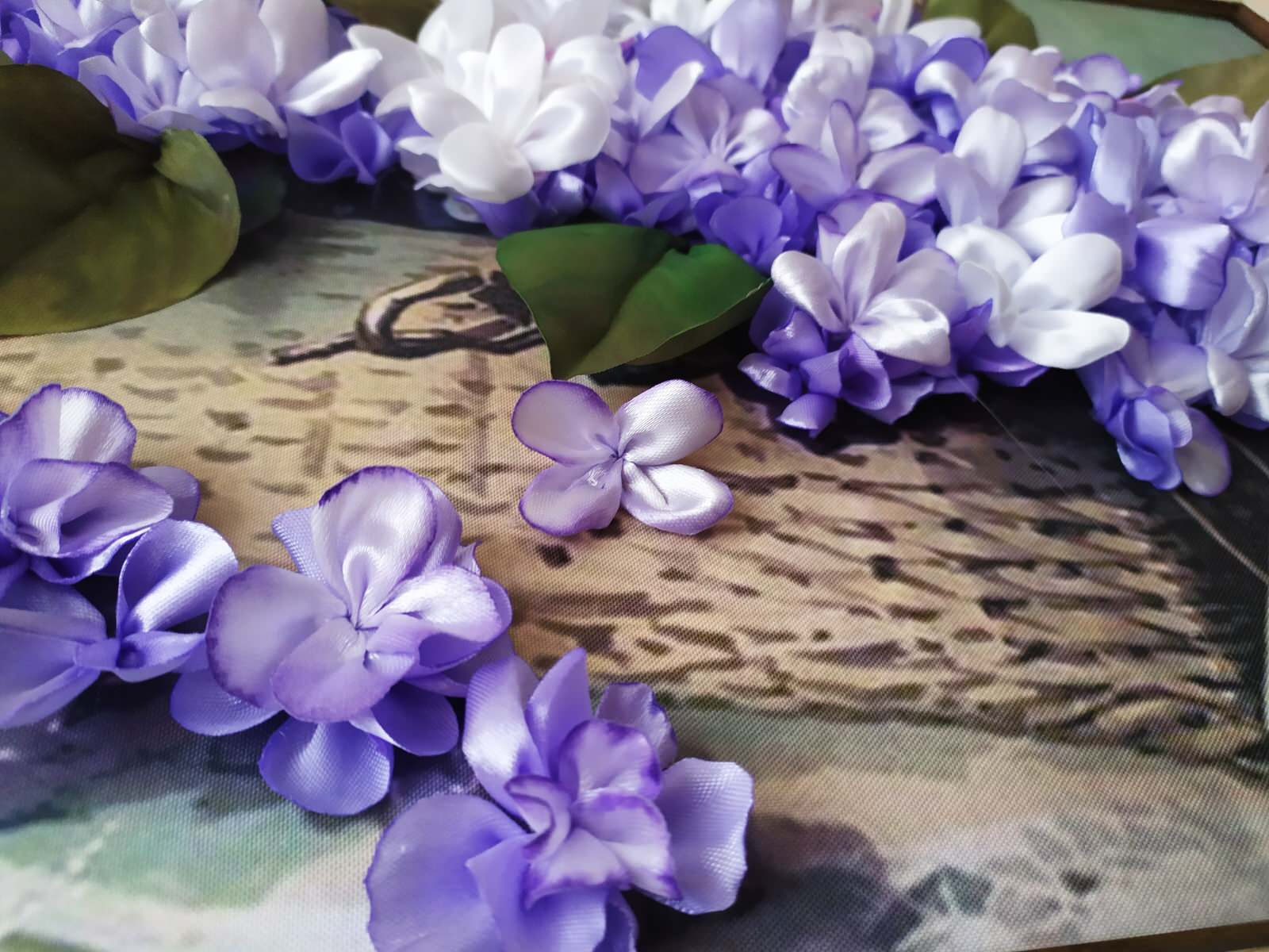 Корзина с фиалками