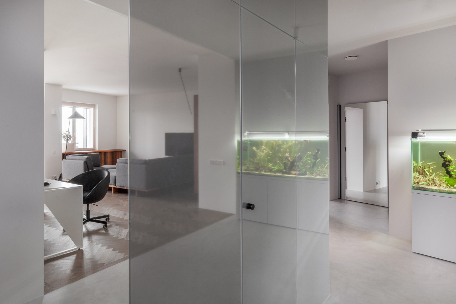 PRS Apartment. Монохромный интерьер «с лестницей в небо»