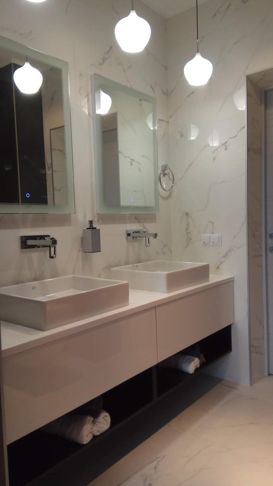 черно-белая просторная ванная комната