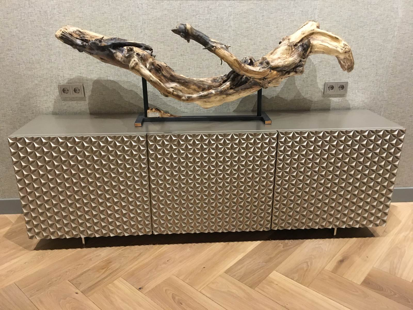 Тумба из мдф,фасады изготовленны на чпу ,покраска эмаль