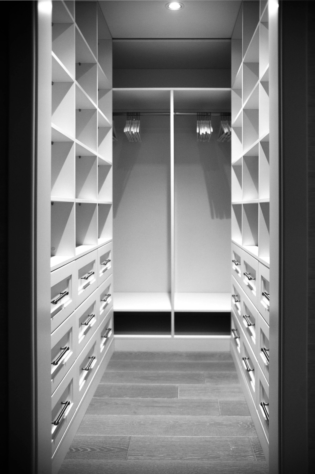 Прекрасная гардеробная в белых тонах