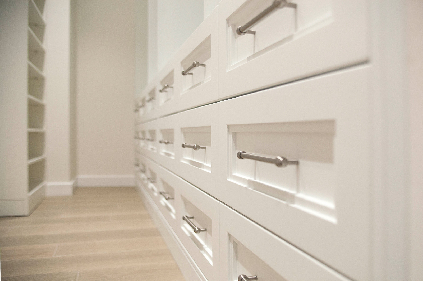 Фасады гардеробной выполненны из мдф ,покраска эмаль по Ral,матовый лак