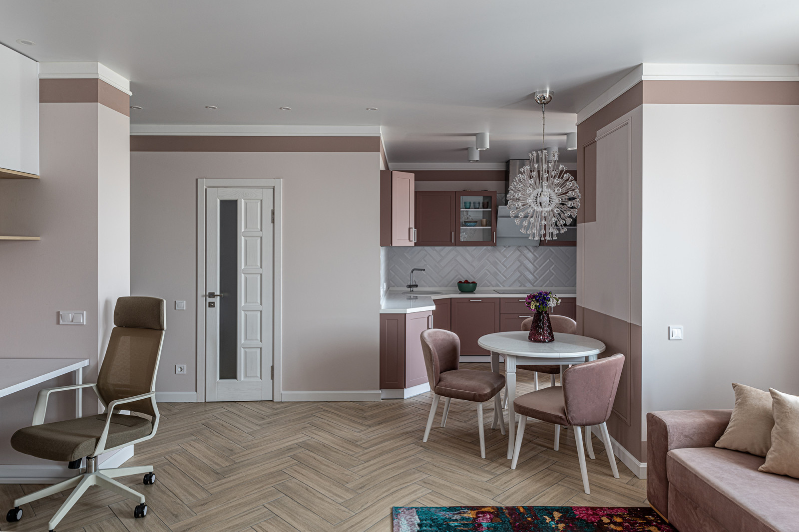 Трехкомнатная квартира 75.06 М² для семьи в мягких оттенках розового и бежевого
