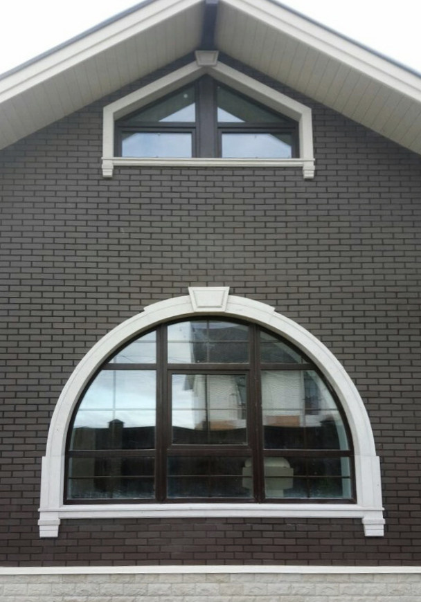 Облицовка окон и замковые камни из мрамора.