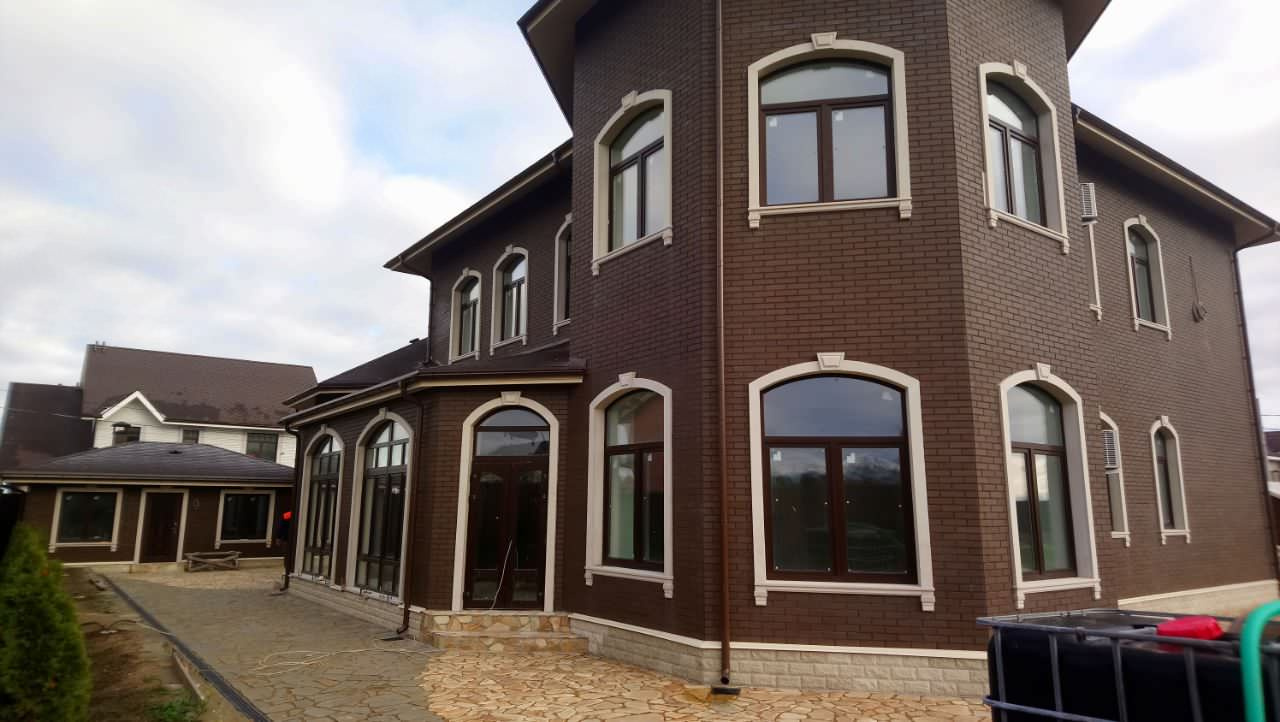 Облицовка окон и замковые камни из мрамора.