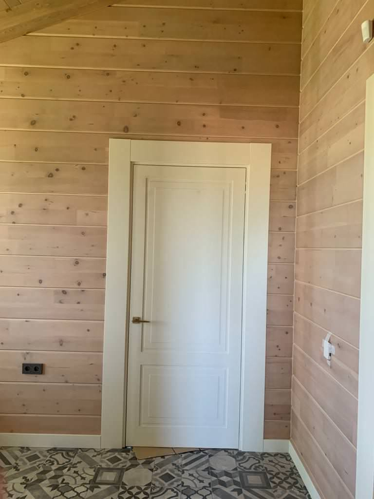 Обложка проекта: Двери Boston в частном интерьере с широким наличником