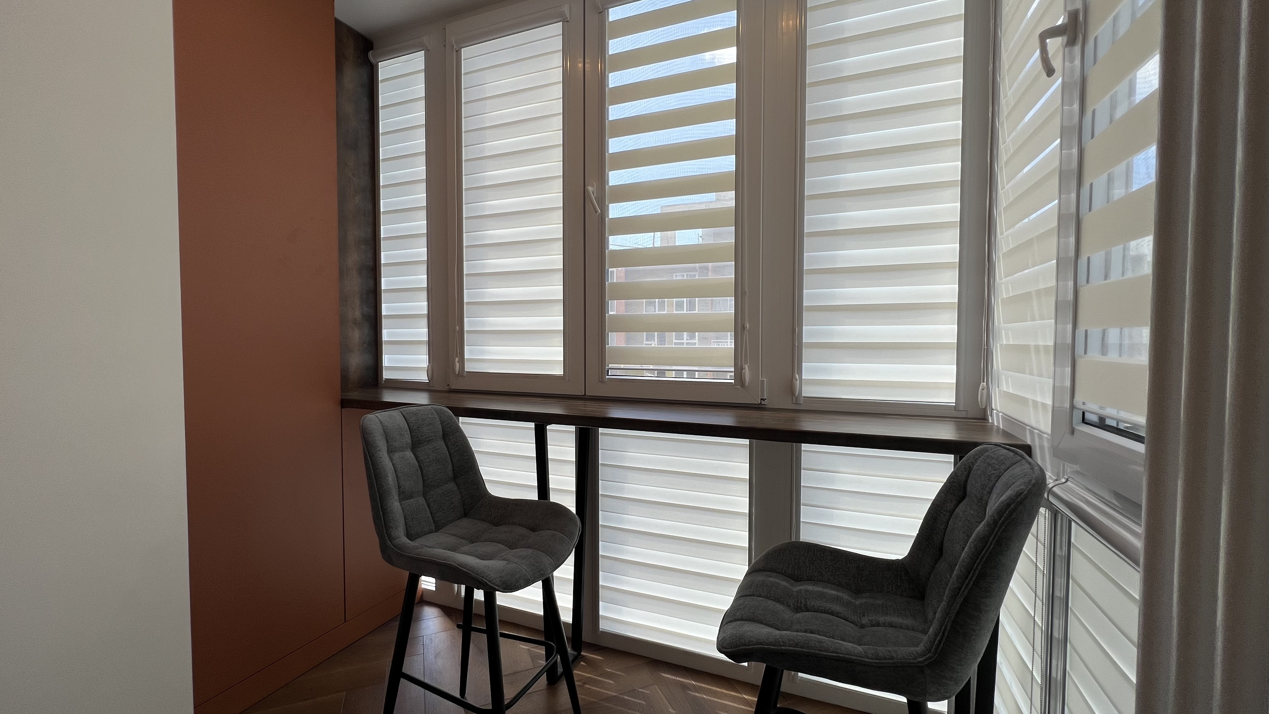 Современный ремонт с яркими акцентами и живой фактурой