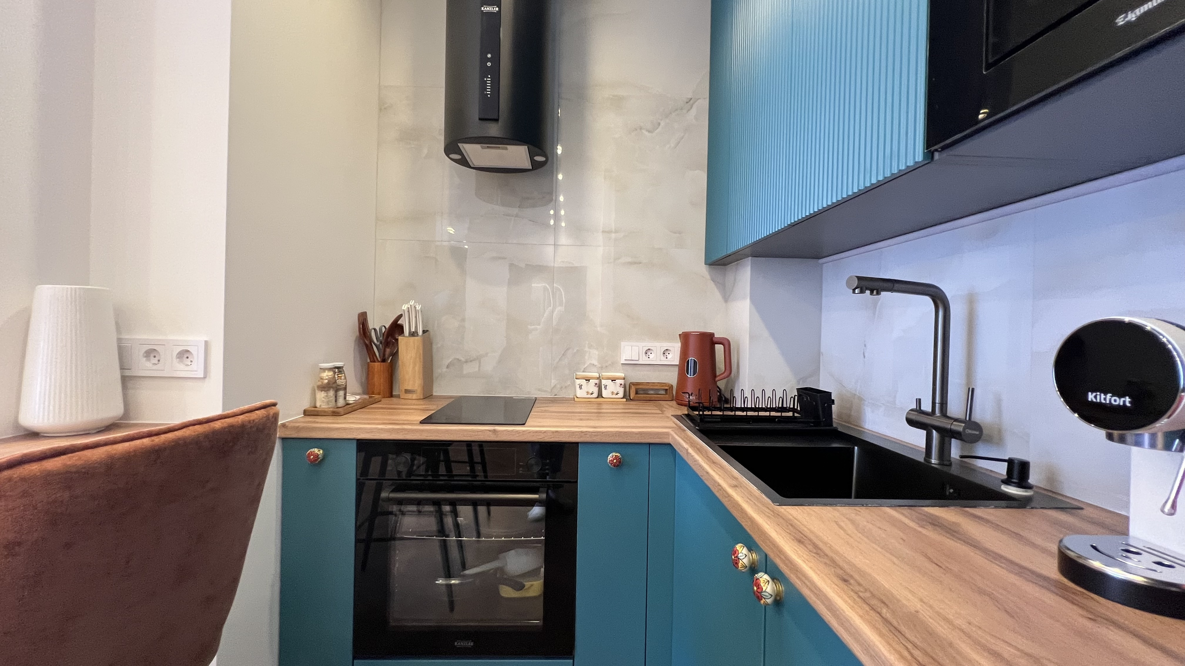 Современный ремонт с яркими акцентами и живой фактурой