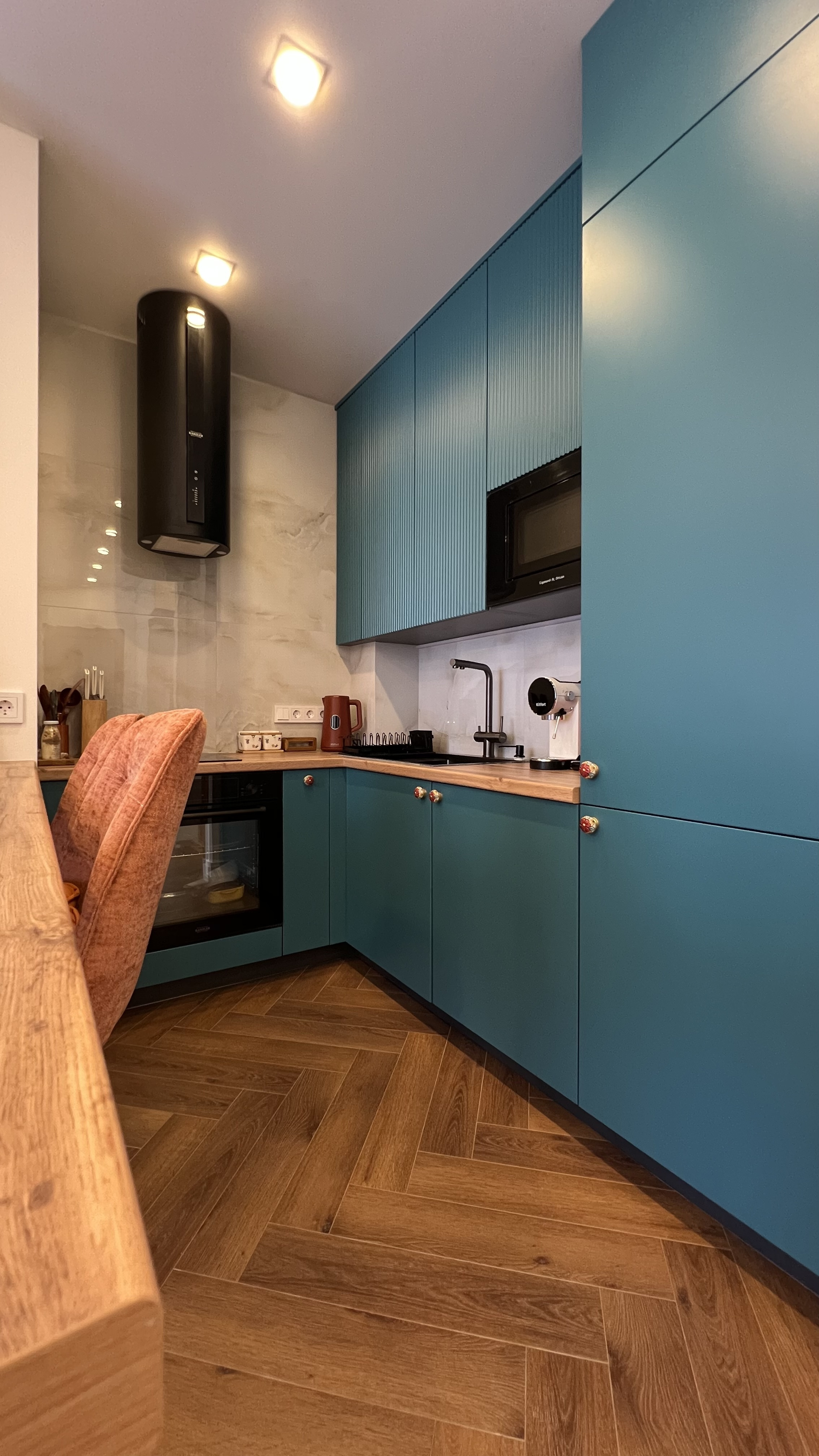 Современный ремонт с яркими акцентами и живой фактурой