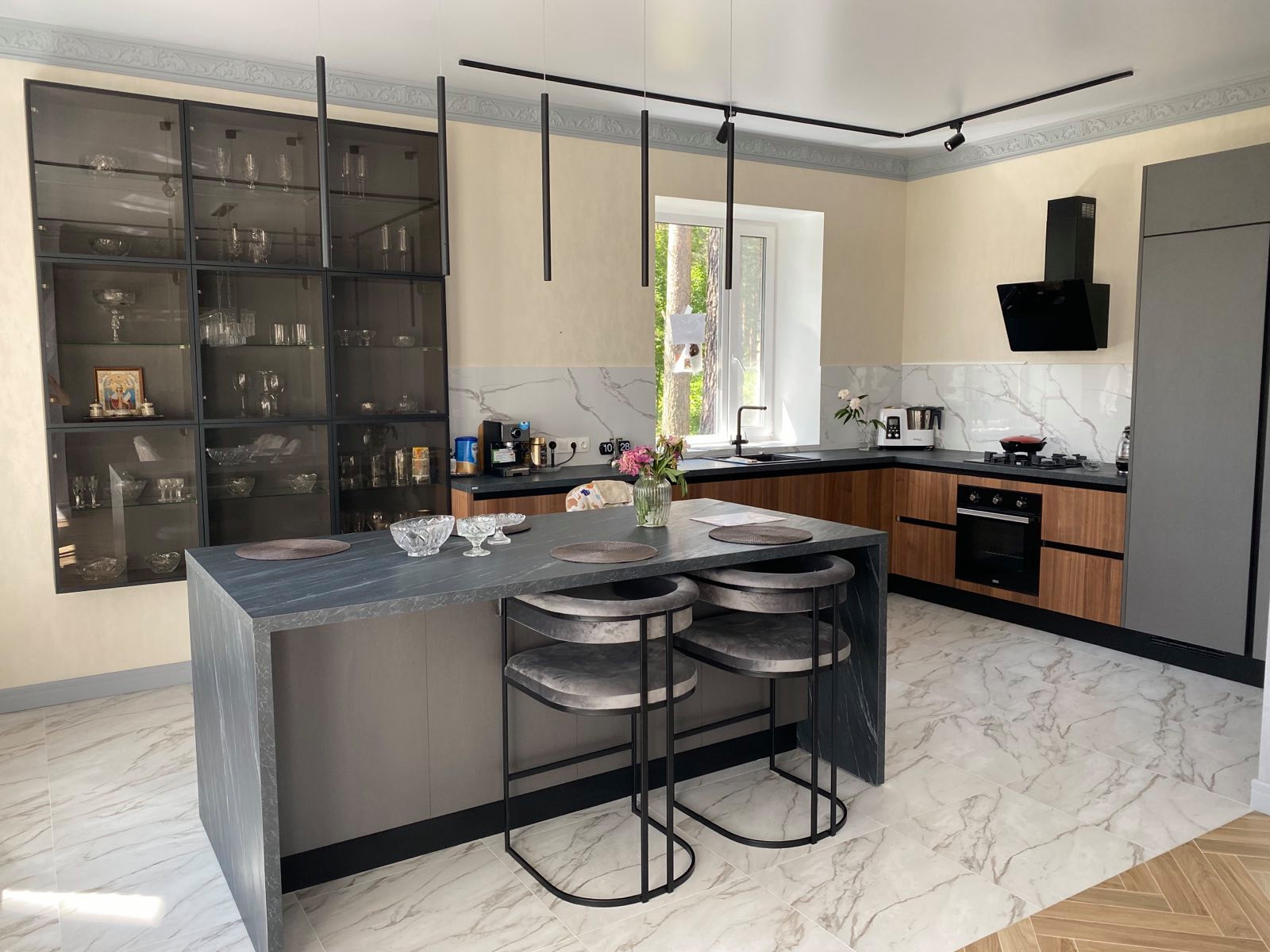 Кухня с фасадами TSS CLEAF и натуральным шпоном ореха