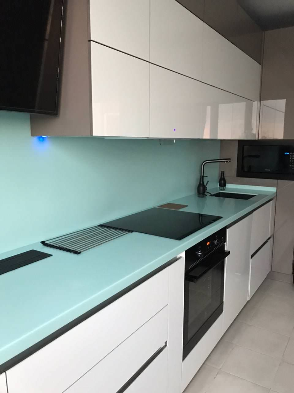 Столешница с кухонным фартуком из искусственного камня Corian Mint Ice