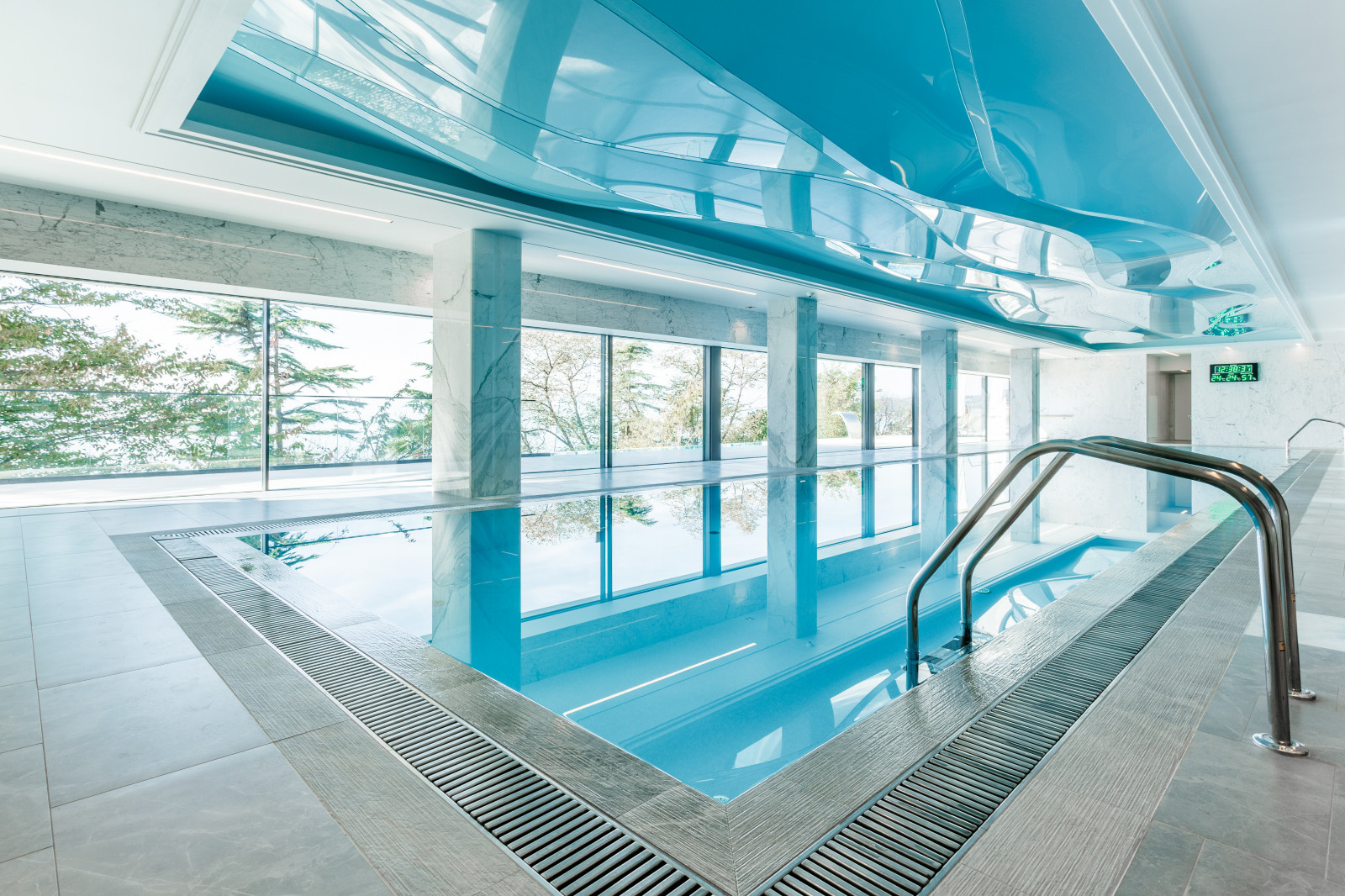 Закрытый бассейн  в REEF RESIDENCE.