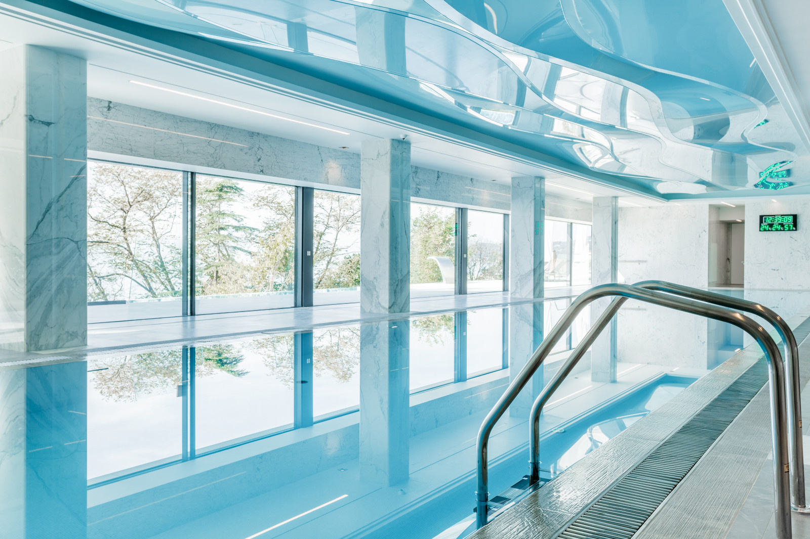 Закрытый бассейн  в REEF RESIDENCE.