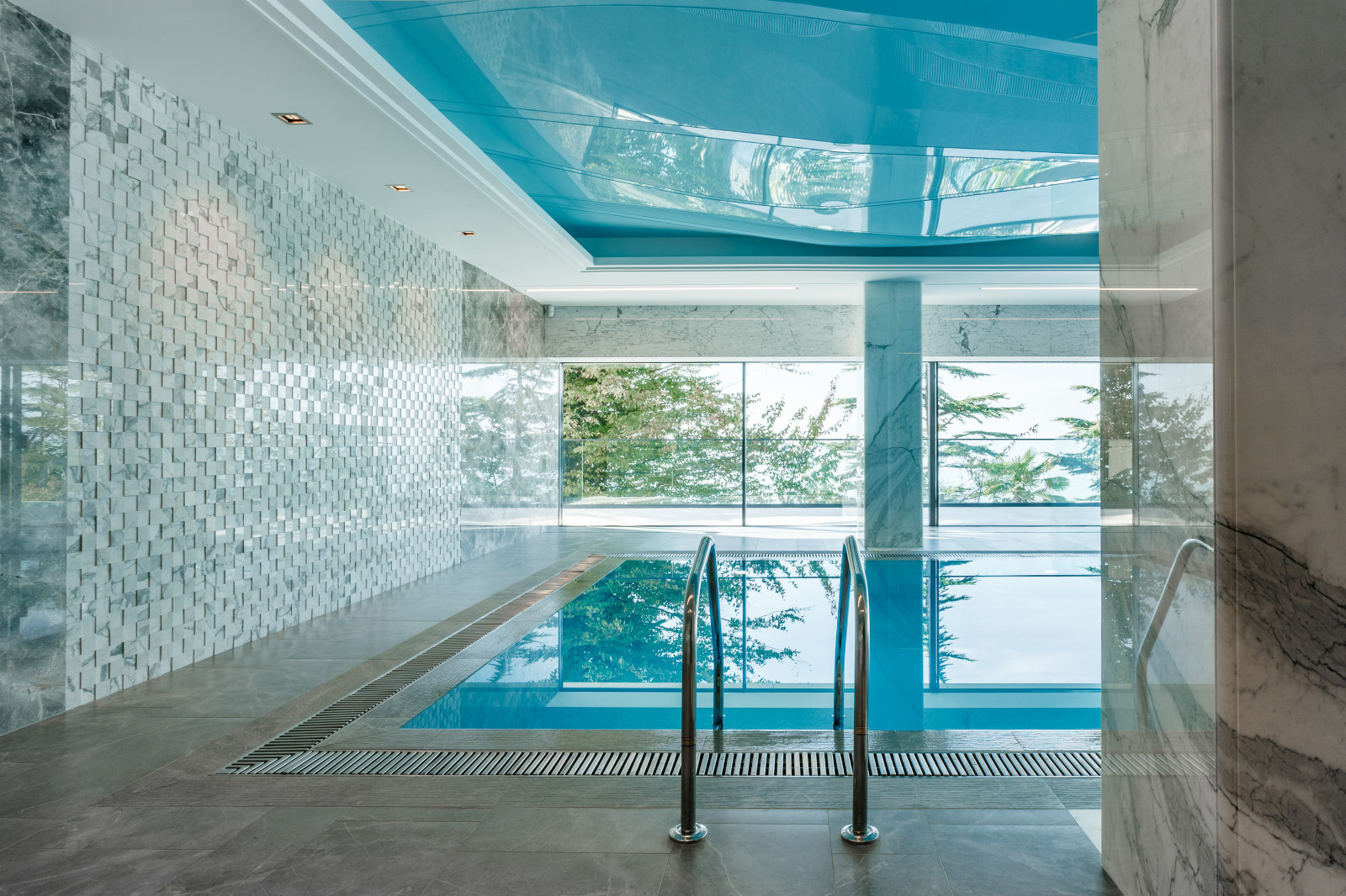 Закрытый бассейн  в REEF RESIDENCE.