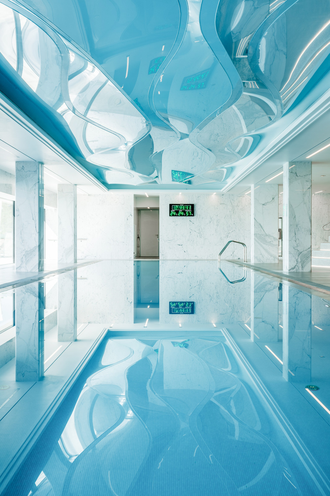 Закрытый бассейн  в REEF RESIDENCE.