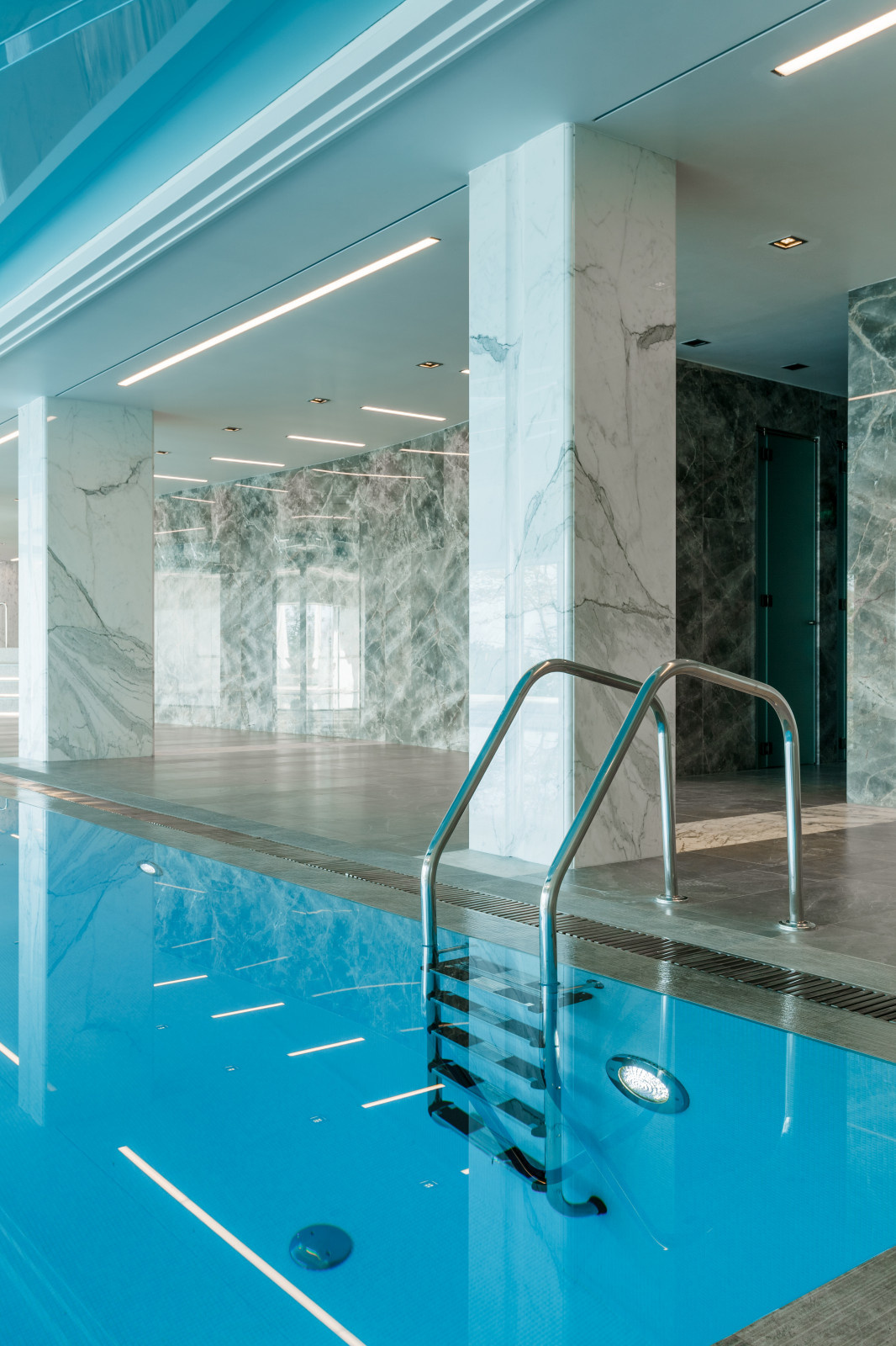Закрытый бассейн  в REEF RESIDENCE.
