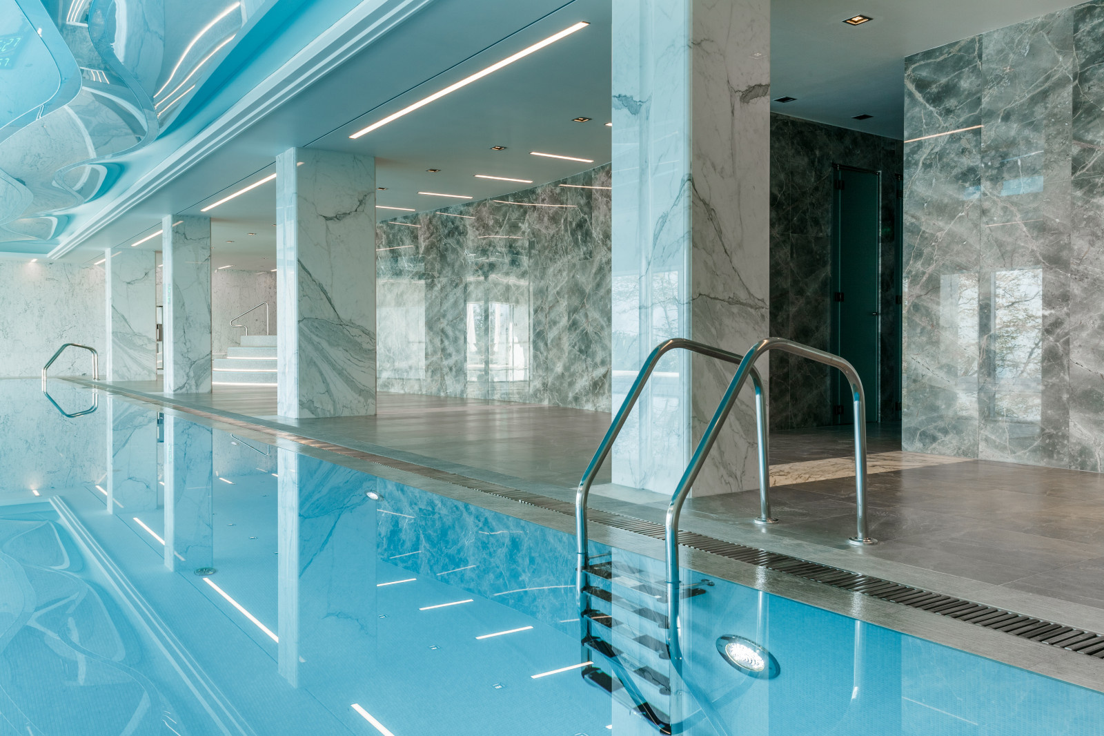 Закрытый бассейн  в REEF RESIDENCE.