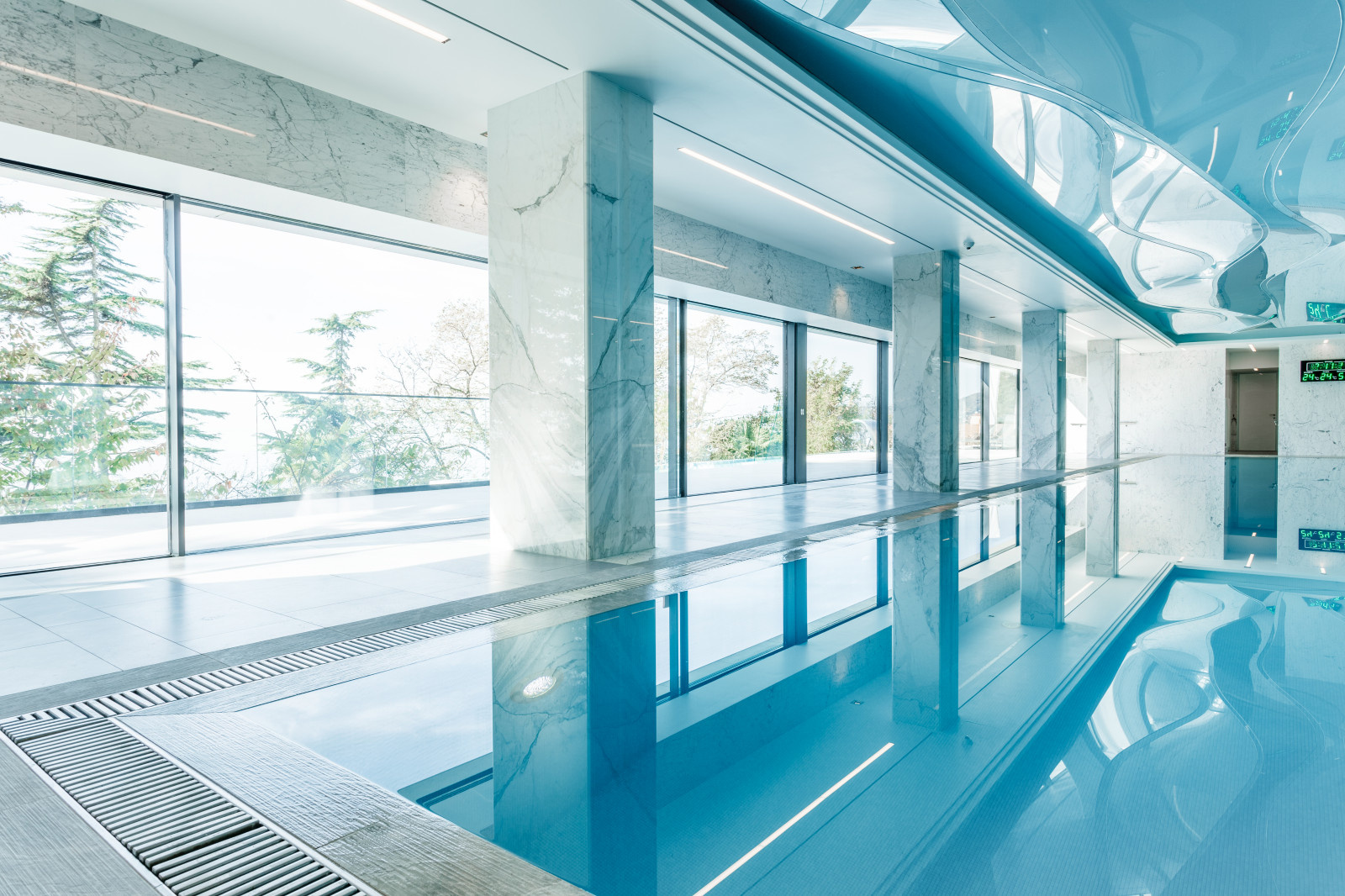 Закрытый бассейн  в REEF RESIDENCE.