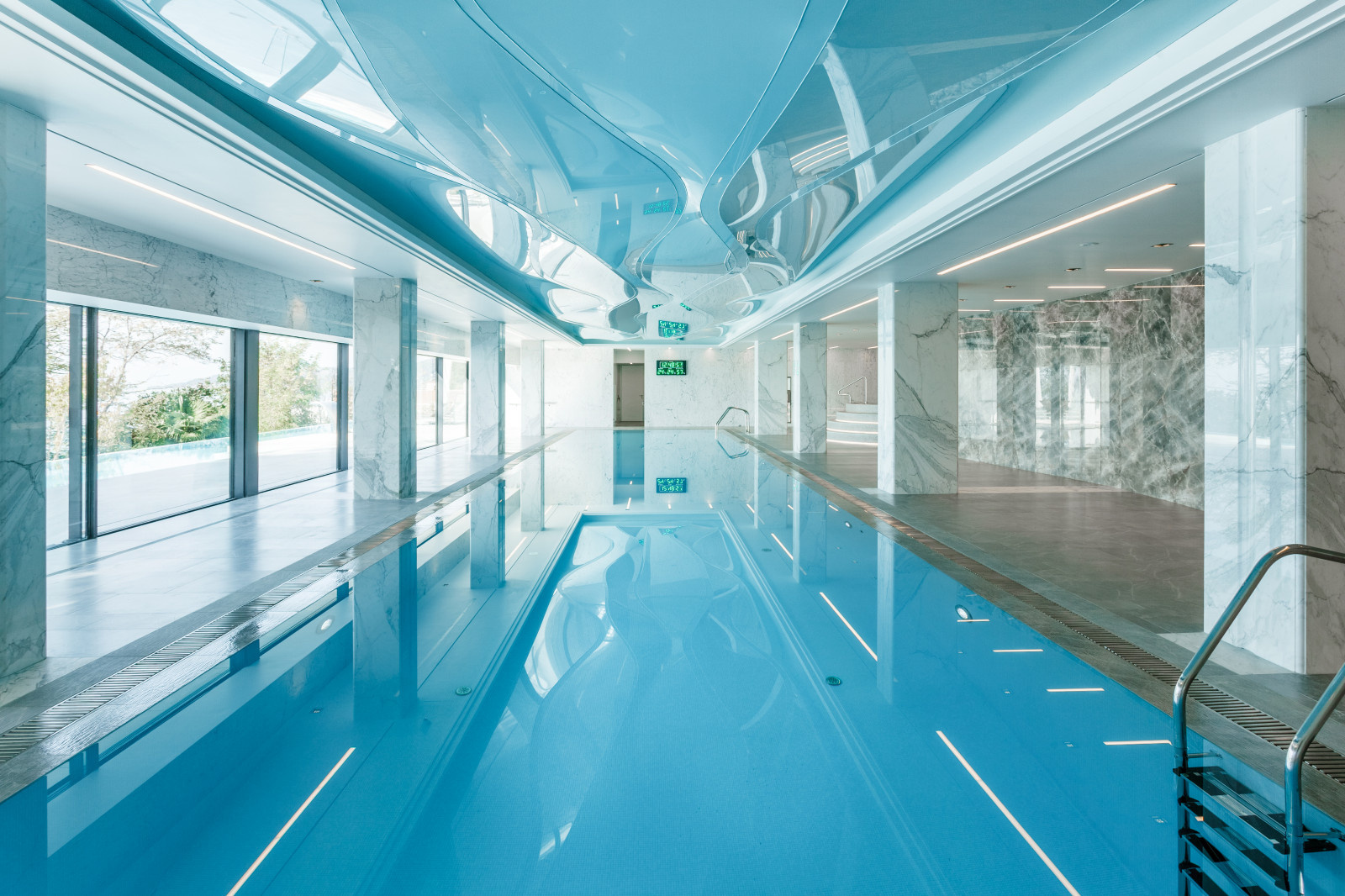Закрытый бассейн  в REEF RESIDENCE.