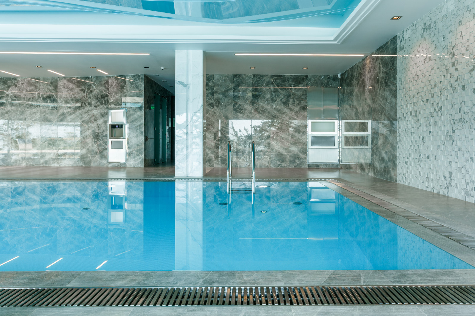 Закрытый бассейн  в REEF RESIDENCE.