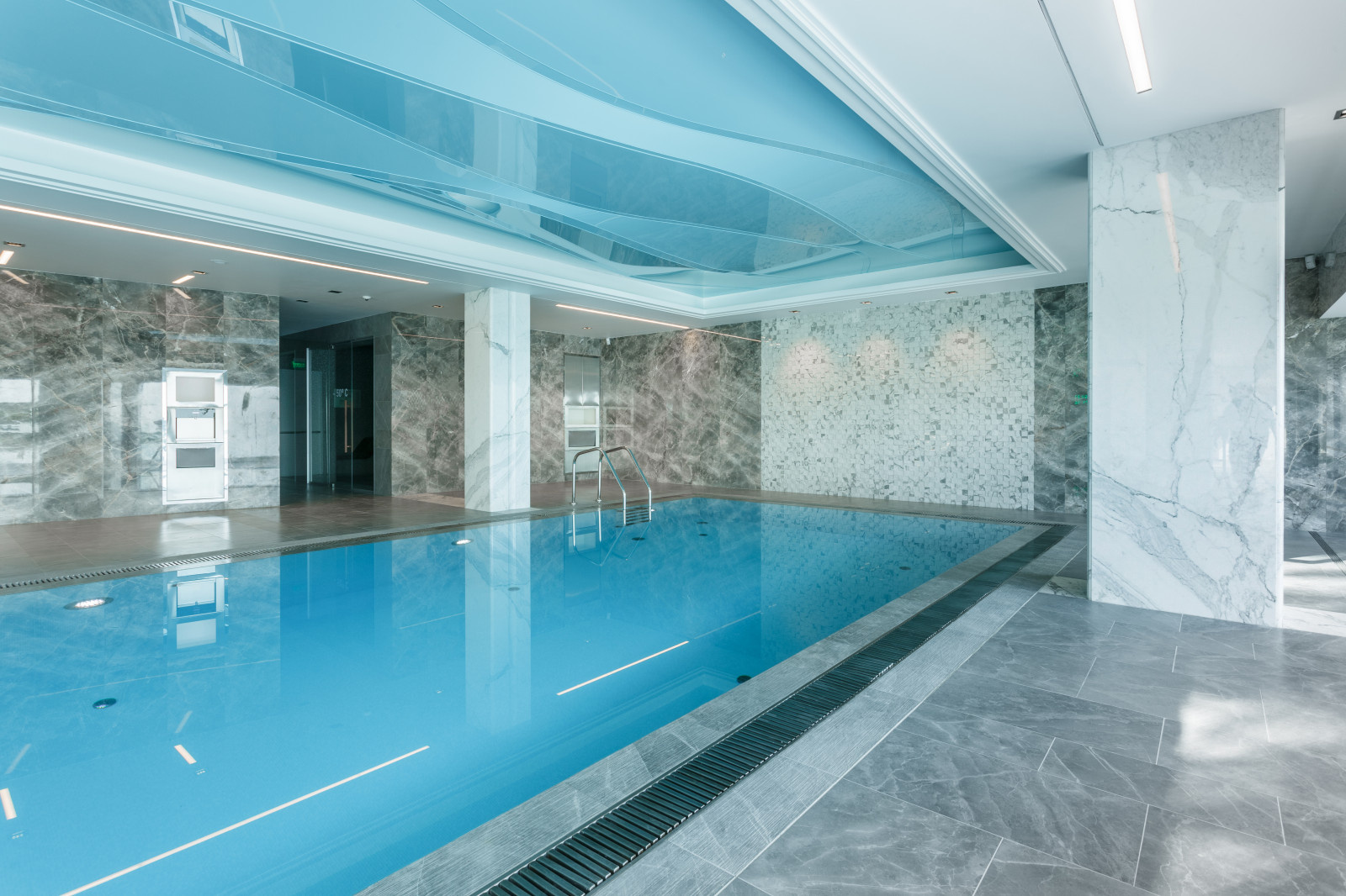 Закрытый бассейн  в REEF RESIDENCE.
