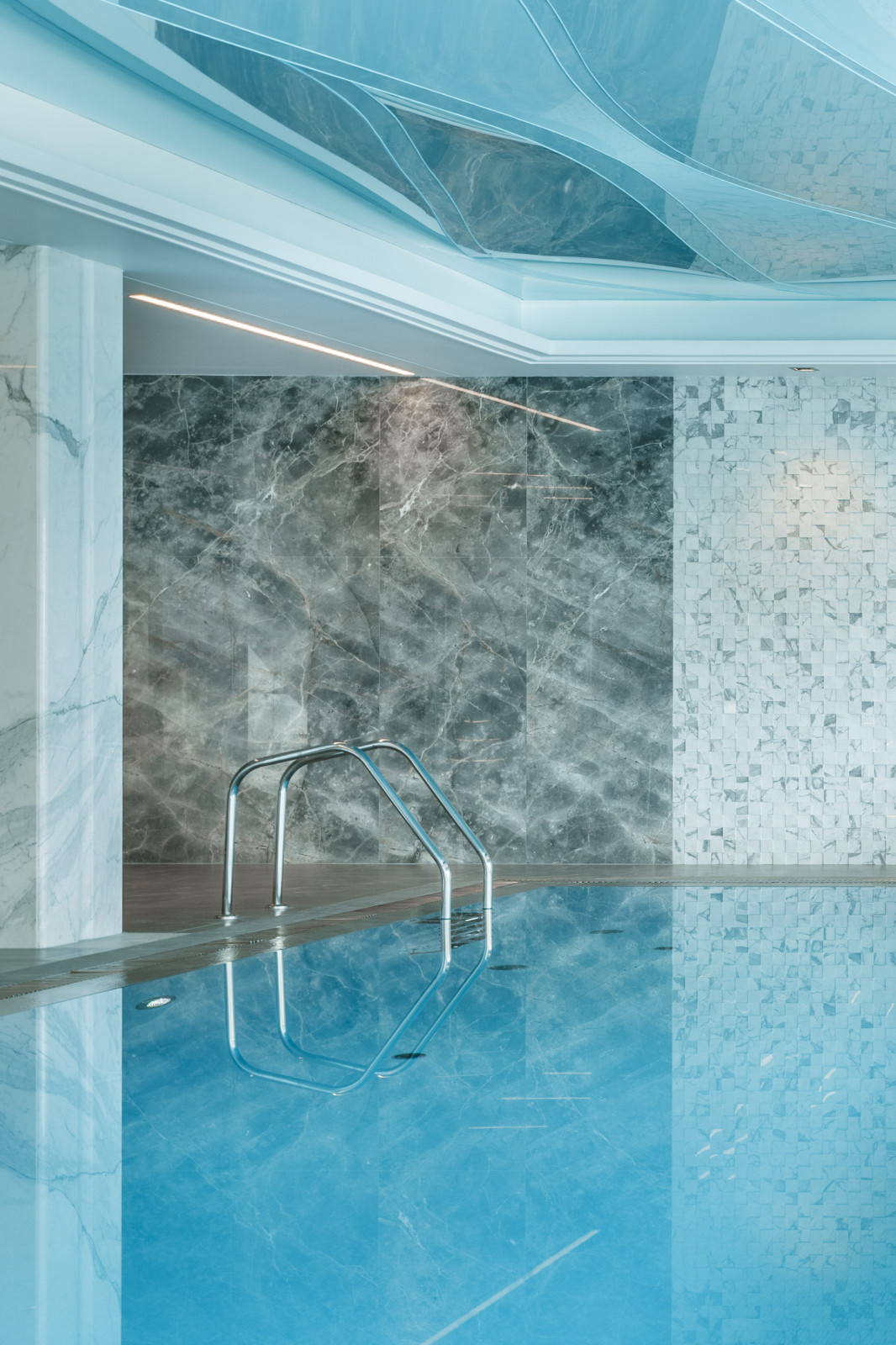 Закрытый бассейн  в REEF RESIDENCE.