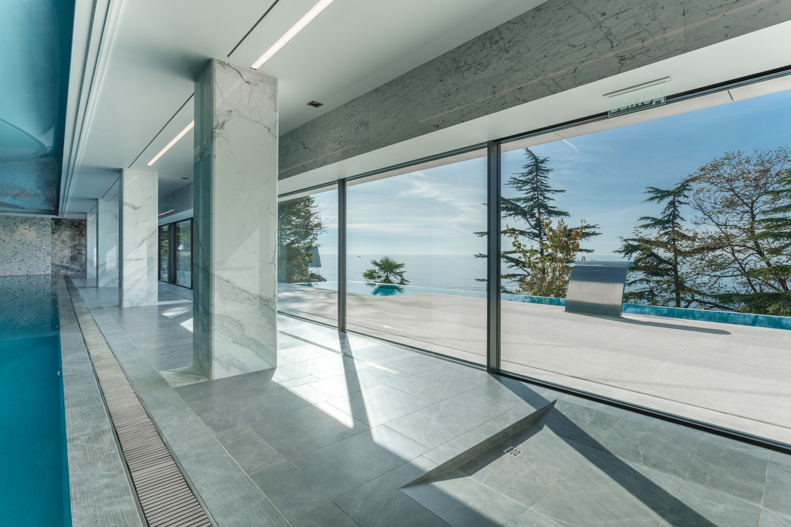 Закрытый бассейн  в REEF RESIDENCE.