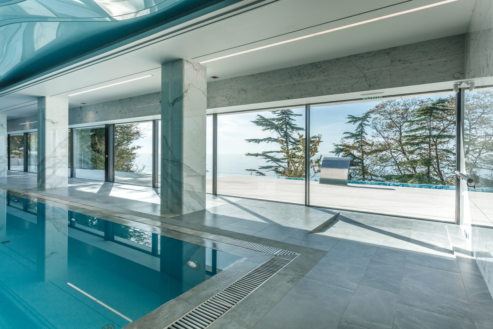 Закрытый бассейн  в REEF RESIDENCE.