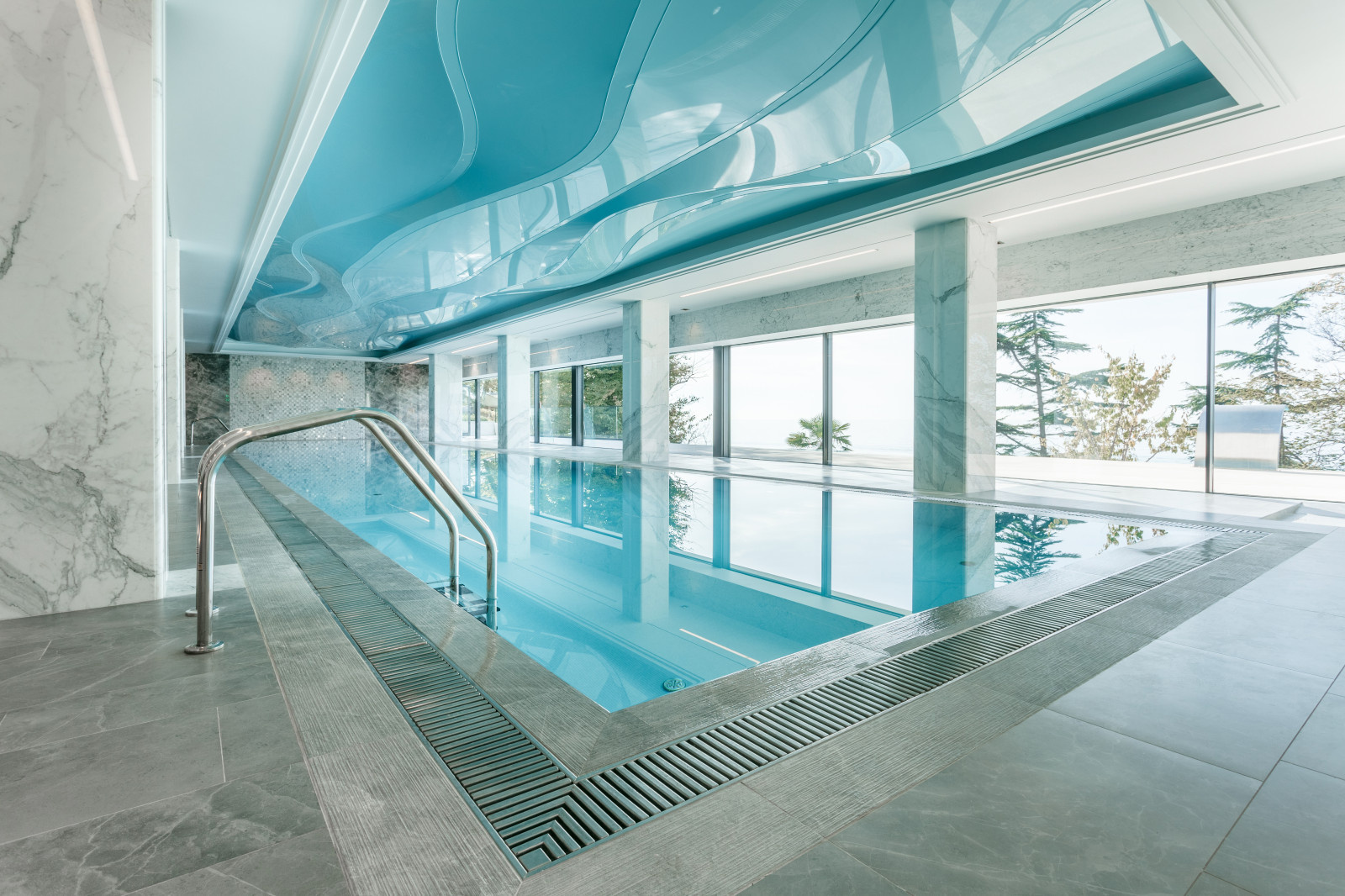 Закрытый бассейн  в REEF RESIDENCE.