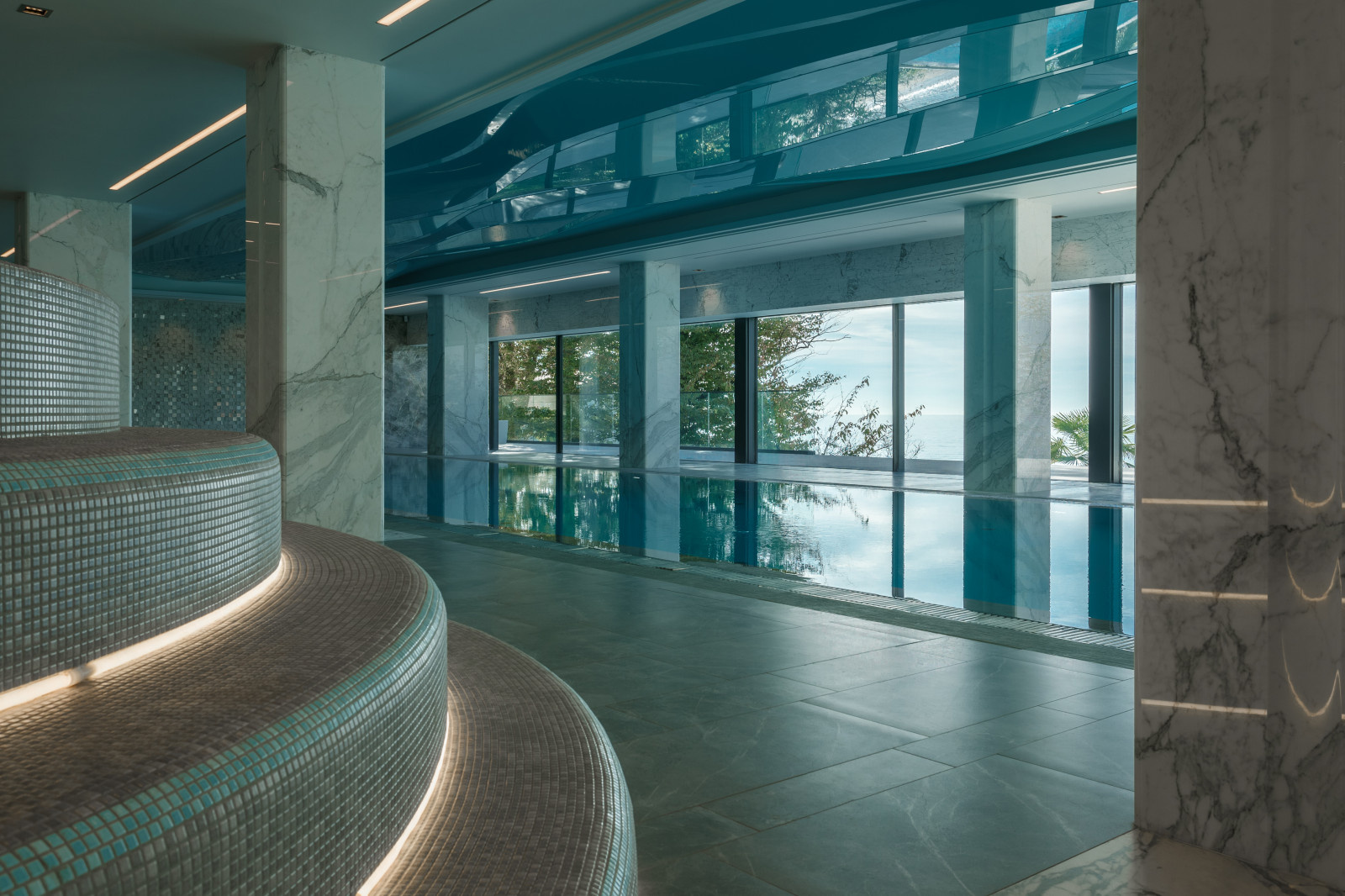 Закрытый бассейн  в REEF RESIDENCE.
