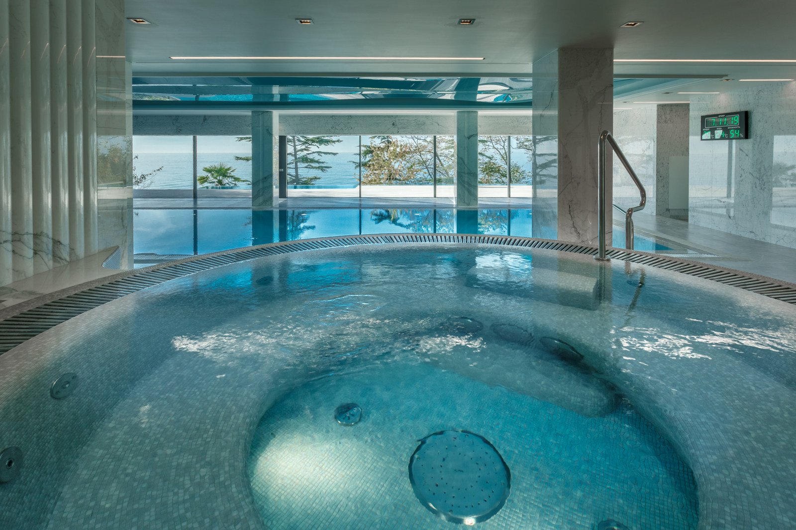 Закрытый бассейн  в REEF RESIDENCE.
