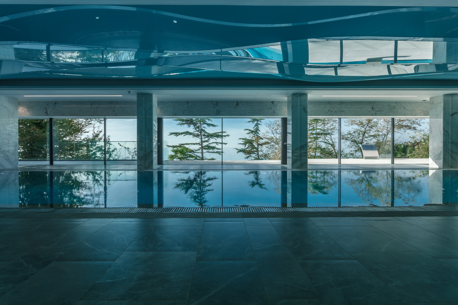 Закрытый бассейн  в REEF RESIDENCE.