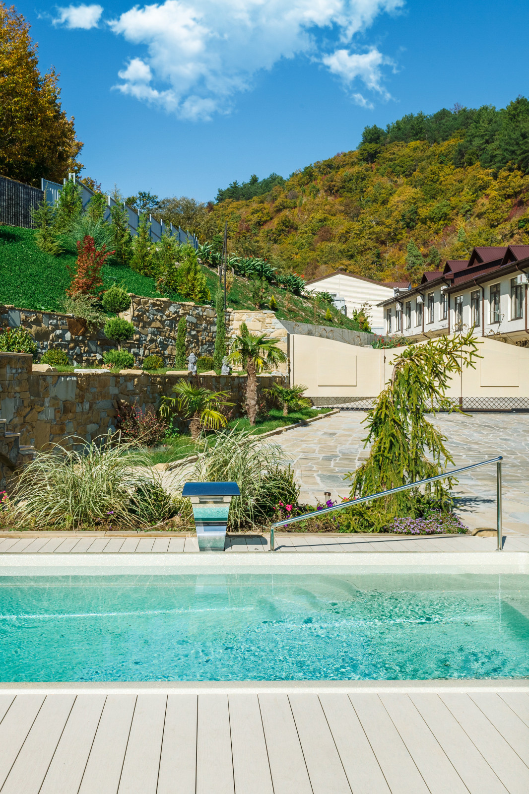 Фрагмент открытого бассейна на территории SPA.