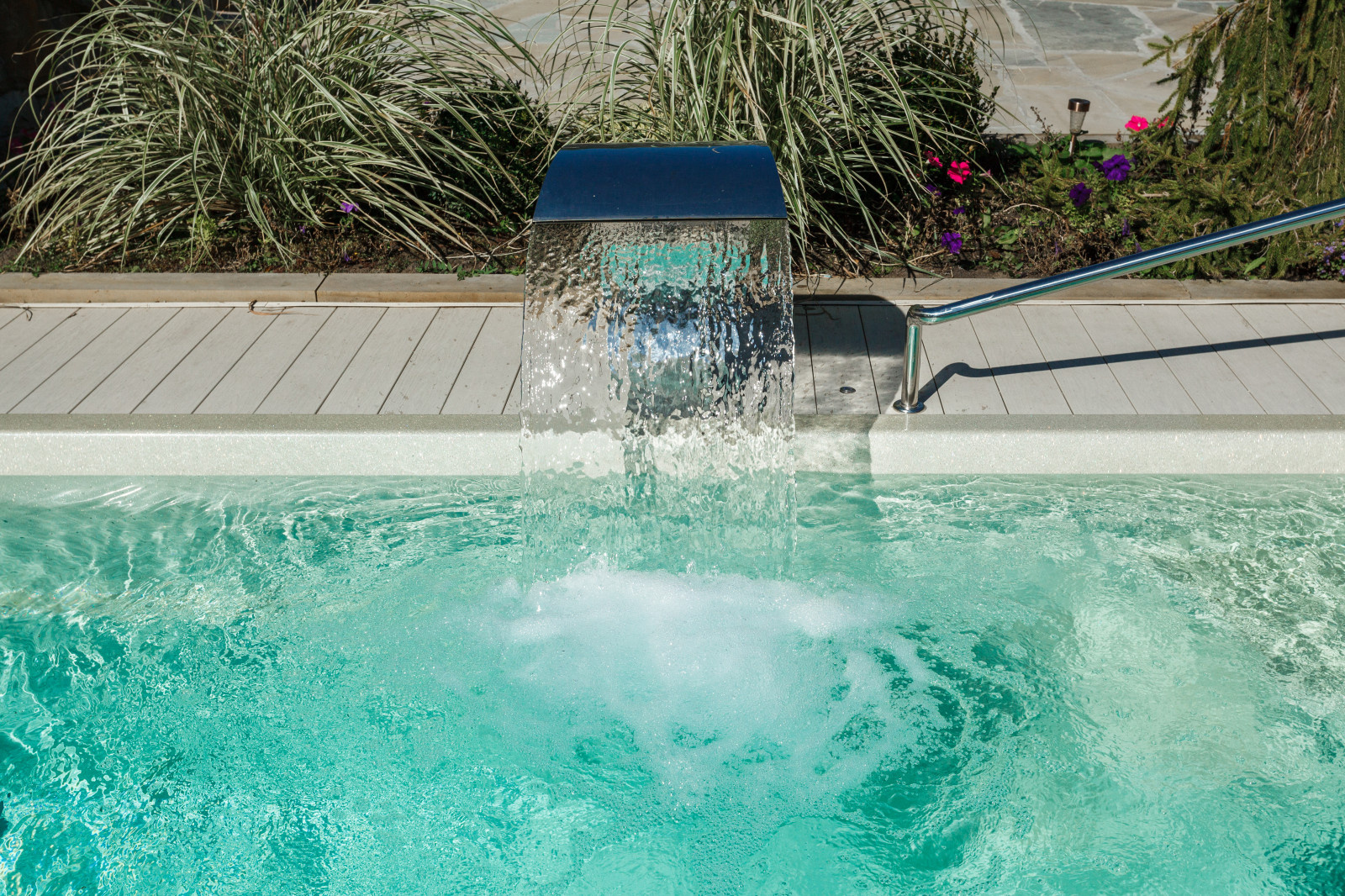 Фрагмент открытого бассейна на территории SPA.