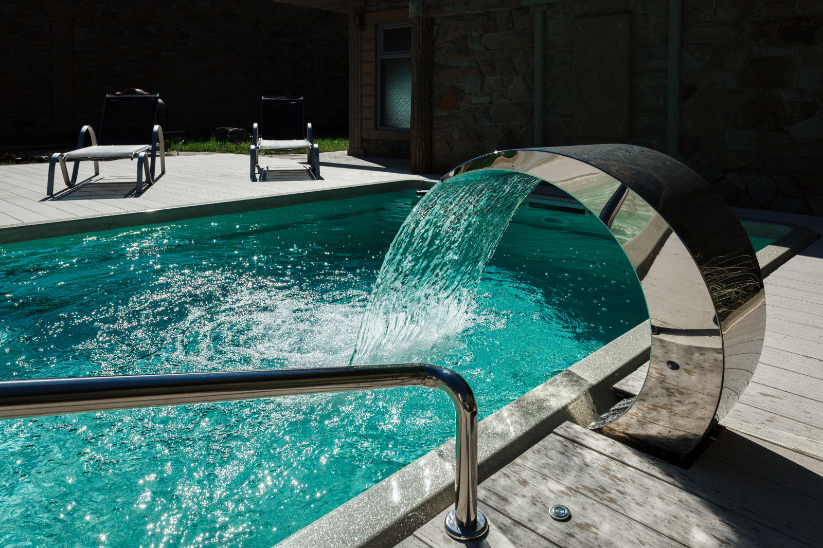 Фрагмент открытого бассейна на территории SPA.