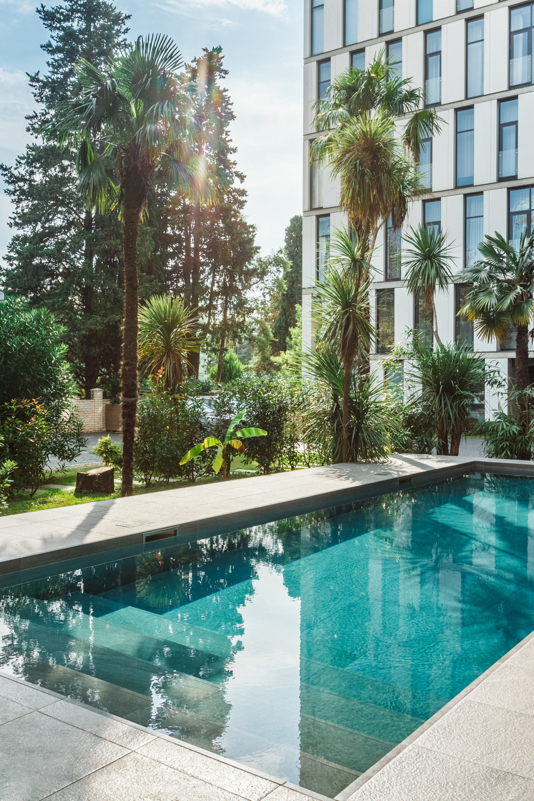 Фрагмент уличного бассейна на территории SPA.