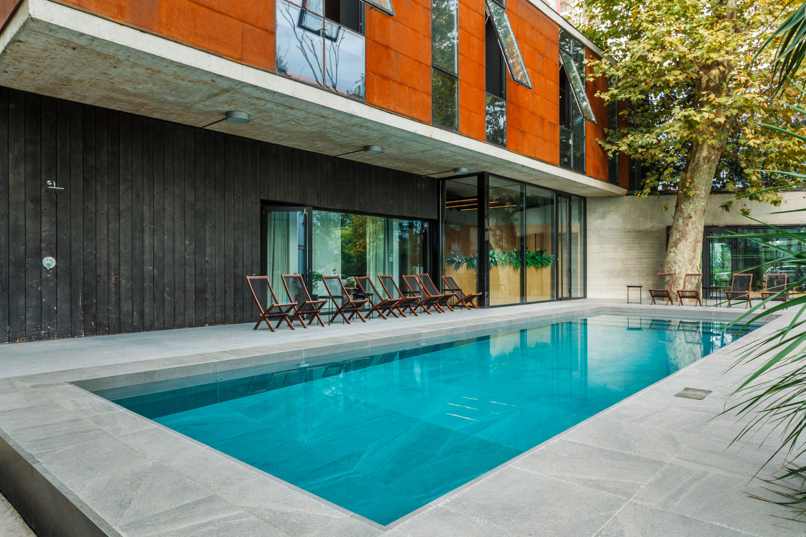 Фрагмент уличного бассейна на территории SPA.